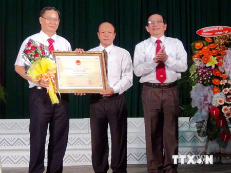 Đại diện Bộ Văn hoá - Thể thao và Du lịch trao Bằng công nhận Di sản cho tỉnh Phú Yên.